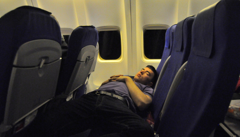 Как заснуть в самолете: 8 советов